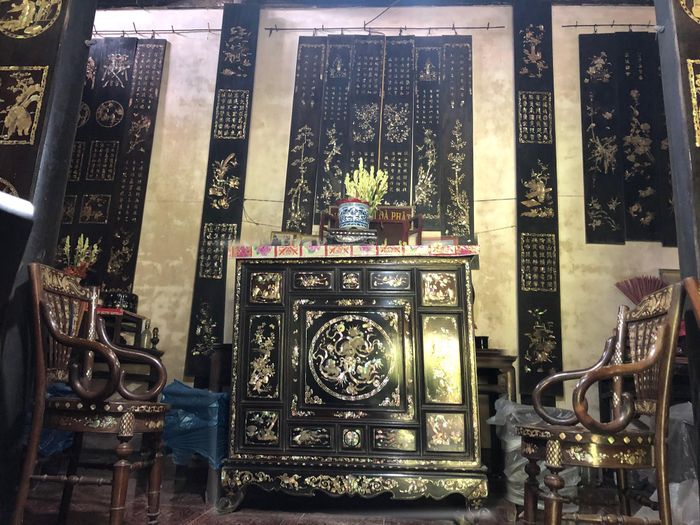 Gian chính có tủ thờ gia tiên, cùng nhiều bộ ghế giá trị hoài cổ