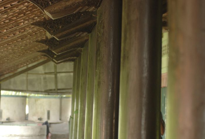 Một hàng có 10 cây cột, được làm bằng gỗ quý, nhưng chủ nhân của ngôi nhà không biết tên chính xác của loại gỗ này. Chủ nhân chia sẻ, một hàng ngang 10 cây cột, dài 10 cây cột thì tổng thể của một căn nhà được xây lên tổng cộng là 100 cây cột