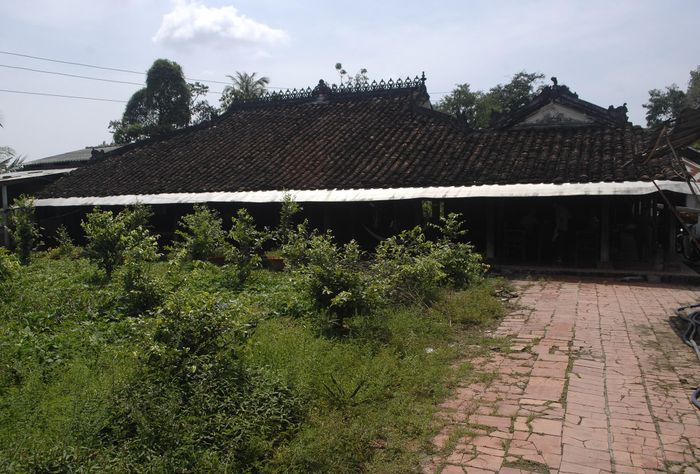 Nhìn từ ngoài vào, ngôi nhà có hình chữ “Bát” trong Hán tự, thiết kế 3 gian, 2 chái, có diện tích khoảng 400m2, nền được lót gạch tàu. Mặc dù thời tiết bên ngoài trên 35 độ C nhưng khi ngồi bên trong căn nhà rất mát mẻ, dễ chịu