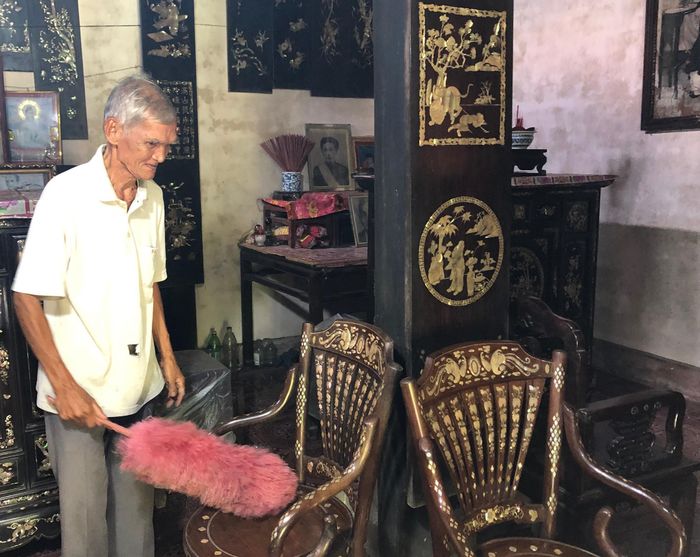 Ông Tồn cho biết, bộ ghế này chỉ có 4 cái duy nhất, được cẩn ốc xà cừ rất đẹp