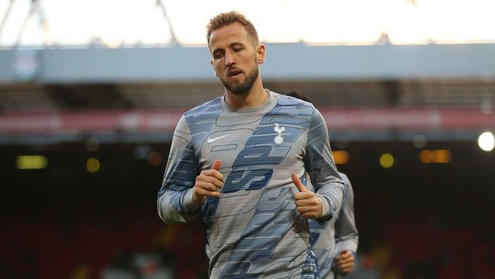 Harry Kane khởi động trước trận đấu