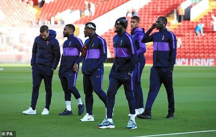 Các cầu thủ Tottenham đến sân Anfield từ khá sớm