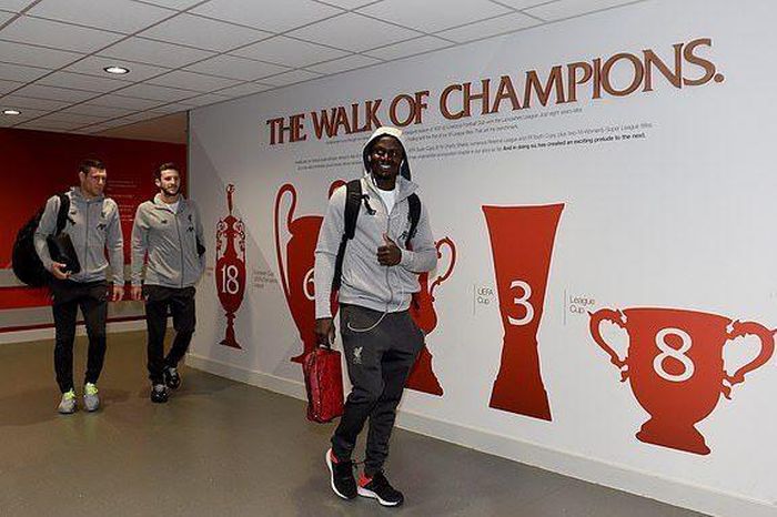Các cầu thủ Liverpool đến sân chuẩn bị cho trận đấu