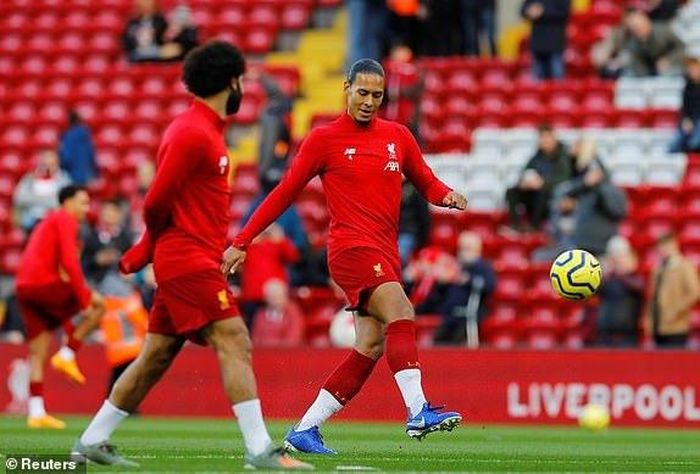 Các cầu thủ Liverpool khởi động trước trận đấu