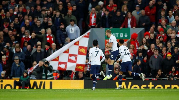 Các cầu thủ Tottenham ăn mừng bàn thắng mở tỷ số sớm