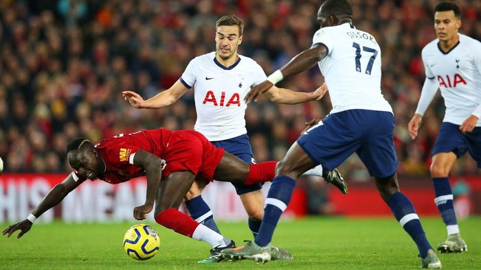 Mane trước sự đeo bám của hai cầu thủ Tottenham
