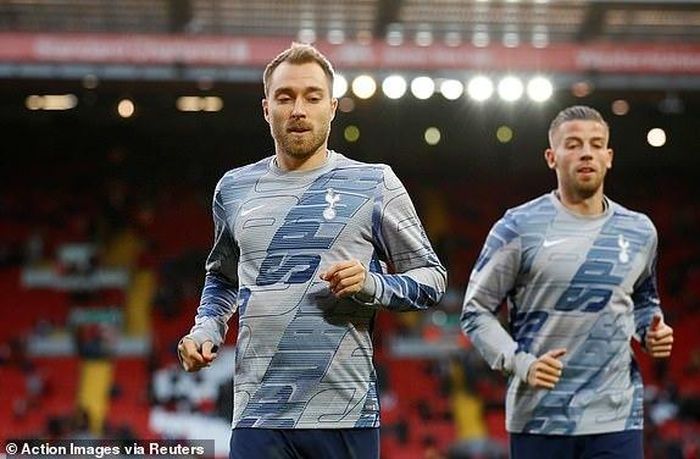 Các cầu thủ Tottenham khởi động trước trận đấu