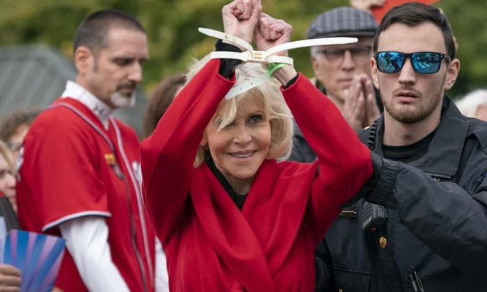 Diễn viên Jane Fonda nhận giải thưởng khi bị còng tay.