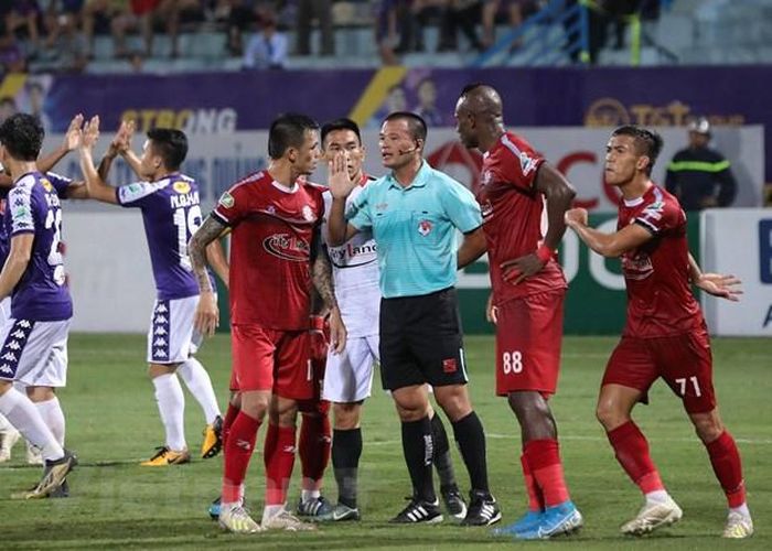 Các cầu thủ TP.HCM phản đối quyết định của trọng tài. (Ảnh: Như Đạt/Vietnam+)
