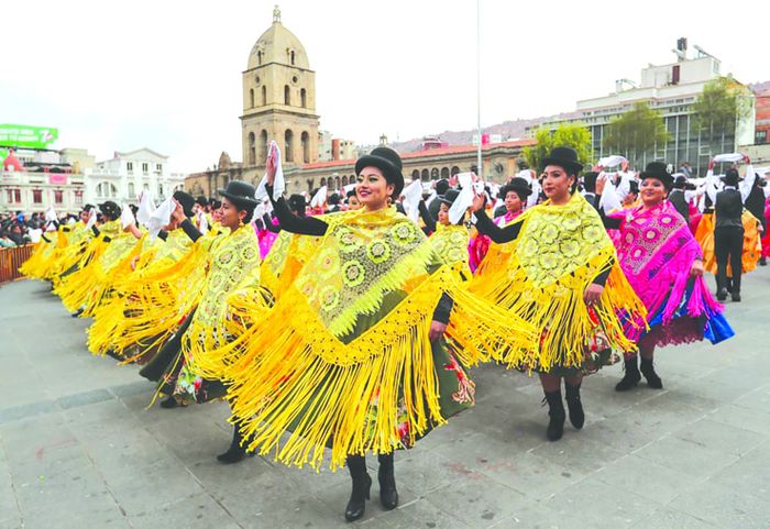 400 người biểu diễn điệu nhảy truyền thống có tên “La cuenca pacena” tại La Paz, Bolivia.