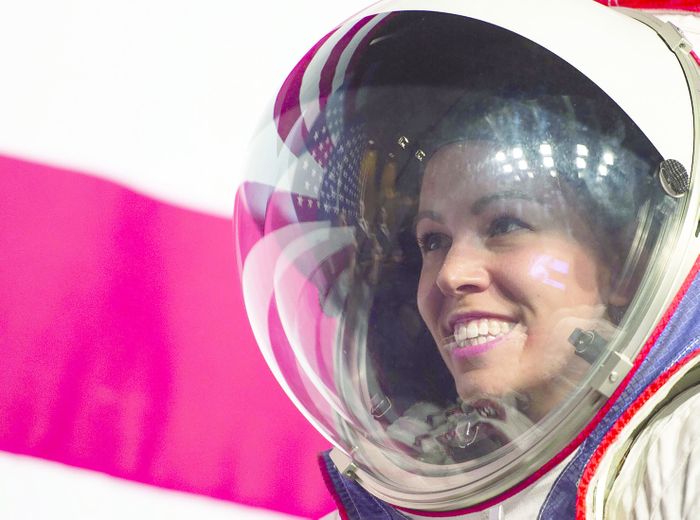 Phi hành gia Kristine Davis trong cuộc họp báo về chương trình Artemis tại Washington, D.C, Mỹ. Đây là một chương trình vũ trụ của NASA, với mục tiêu là đưa “người phụ nữ đầu tiên và người đàn ông tiếp theo” lên mặt trăng, đặc biệt là ở cực Nam mặt trăng.