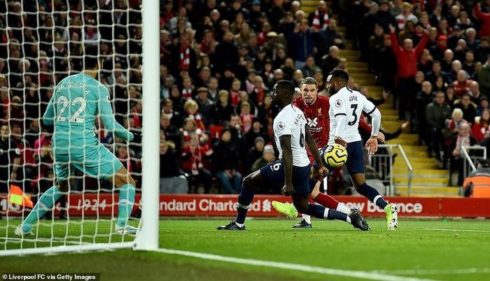 Pha bắt vô-lê góc hẹp của Henderson giúp Liverpool gỡ hòa 1-1. 