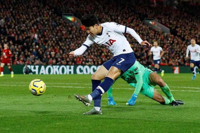 Son Heung-Min bỏ lỡ cơ hội nhân đôi cách biệt cho Tottenham ở phút 48. 