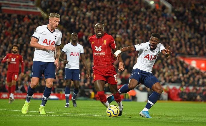 Aurier phạm lỗi cài chân từ phía sau khiến Tottenham phải chịu phạt đền. 