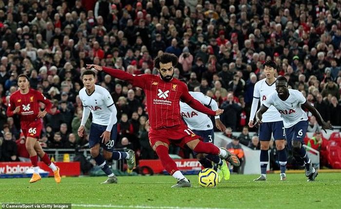 Salah đá penalty thành công giúp Liverpool thắng 2-1 đầy kịch tính. 