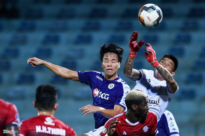 Diễn biến được đẩy lên cao trào ở phút 35, khi CLB Hà Nội được hưởng một quả phạt góc và Nguyễn Quang Hải treo bóng vào vùng cấm địa của TP.HCM. Pha va chạm với Nguyễn Văn Dũng ở tình huống tranh chấp trên cao khiến thủ thành Nguyễn Thanh Thắng không thể bắt dính bóng. 