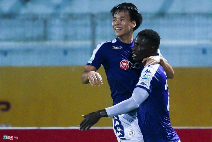 Pape Omar cùng Văn Dũng chạy ra ngoài đường biên ăn mừng bàn thắng trong khi các cầu thủ đội khách phản ứng dữ dội với tổ trọng tài. Những học trò của HLV Chung Hae-seong cho rằng Thanh Thắng đã bị phạm lỗi trong vùng cấm.