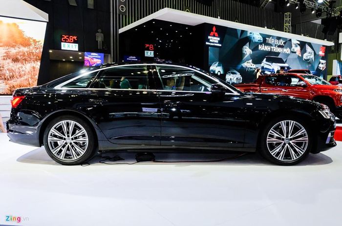 Audi A6 2019 có các số đo dài x rộng x cao lần lượt là 4.939 mm x 1.866 mm x 1.457 mm. So với phiên bản tiền nhiệm Audi A6 thế hệ thứ 7, chiếc A6 2019 dài hơn 7 mm, rộng hơn 12 mm và cao hơn 2 mm. 