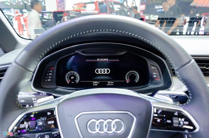 Bên trong nội thất, Audi A6 thế hệ mới thừa hưởng nhiều tính năng từ A7 Sportback. Phía trước vô-lăng là màn hình lái 12,3 inch mô phỏng bảng đồng hồ của Audi. Một màn hình HUD cũng xuất hiện trên chiếc sedan này.
