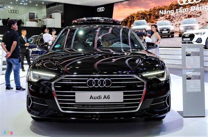 Tổng thể, Audi A6 2019 khá giống với đàn anh A8 nhưng có một vài điểm khác biệt. Ở phía trước, lưới tản nhiệt Singleframe rộng và thấp ở phía trước. Cản va trước mạnh mẽ kết hợp với các khe hút gió lớn.