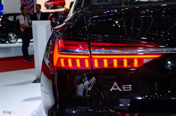 Về trang bị an toàn, Audi A6 2019 sở hữu gói hỗ trợ an toàn City Assist và Tour Assist. Các gói này hoạt động thông qua bộ cảm biến gồm 5 radar, 5 camera, 12 bộ cảm biến siêu âm và máy quét laser xung quanh xe.