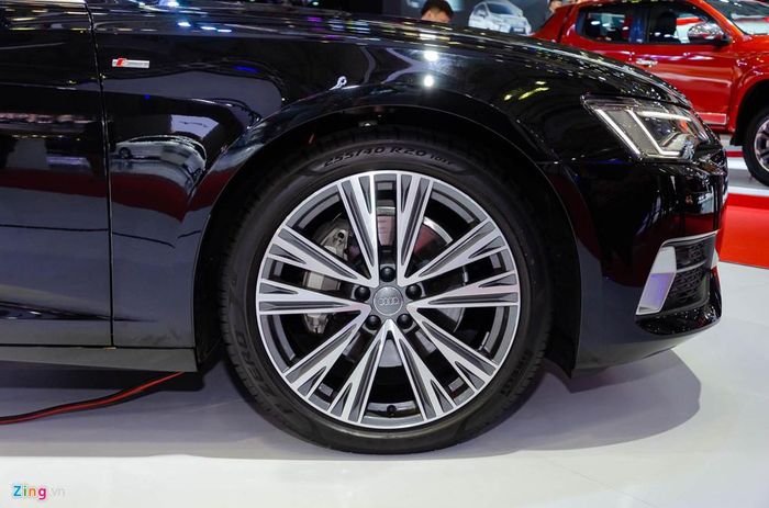 Xe được trang bị bộ mâm 5 chấu chữ V kích thước 20 inch đi kèm bộ lốp Pirelli P Zero.