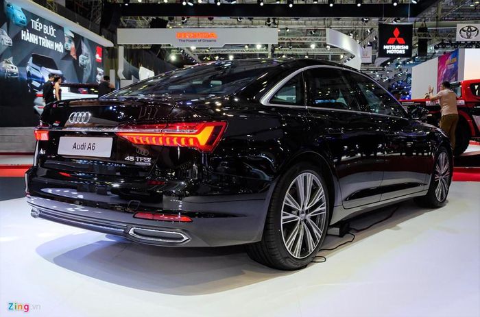 Audi A6 2019 mang ngôn ngữ thiết kế mới của Audi, tương tự những người đàn anh A7 Sportback và A8. Hãng xe Đức cho biết thiết kế của A6 là sự hòa quyện giữa sang trọng và sự mộc mạc.