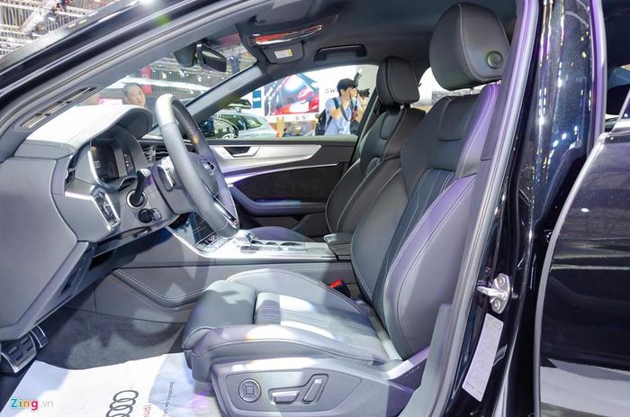 Với kích thước lớn hơn, không gian nội thất của Audi A6 cũng hưởng lợi đáng kể. Đầu tiên là cung cấp thêm khoảng để chân cho cả hàng ghế trước và sau. Không gian hành lý vẫn ở mức 530 lít nhưng cho cảm giác rộng hơn đôi chút.