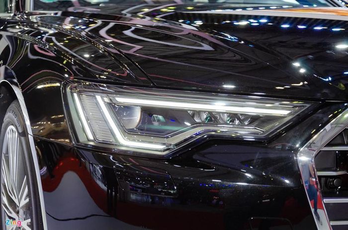 Chiếc Audi A6 trưng bày tại VMS 2019 thuộc phiên bản 45 TFSI, sở hữu cụm đèn pha công nghệ Matrix LED cao cấp nhất. Ngoài ra, Audi A6 còn có 2 tùy chọn đèn chiếu sáng thấp hơn.