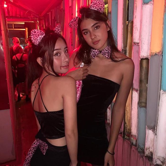 Giới hot teen cũng không đứng ngoài cuộc vui hóa trang ngày Halloween. Trên trang cá nhân, hot girl lai Việt - Đức Laura Duyên đăng ảnh lên đồ sexy, cùng bạn bè tham dự tiệc hóa trang. Ảnh: @lauraduyenn.