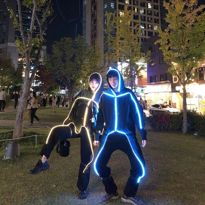 Rich kid Cẩm Tú và bạn trai Anh Quang mới đây cũng khoe ảnh cosplay Halloween lên trang cá nhân. Cả hai cùng hội bạn thân tại Mỹ tự đầu tư trang phục để vào vai những phi hành gia. Ảnh: @ccamtu.ng, @dawniscoming.