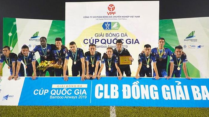 Nhiều cầu thủ B.Bình Dương không buồn nhận HCĐ tối 27-10 sau trận thua Quảng Nam. Ảnh: VPF