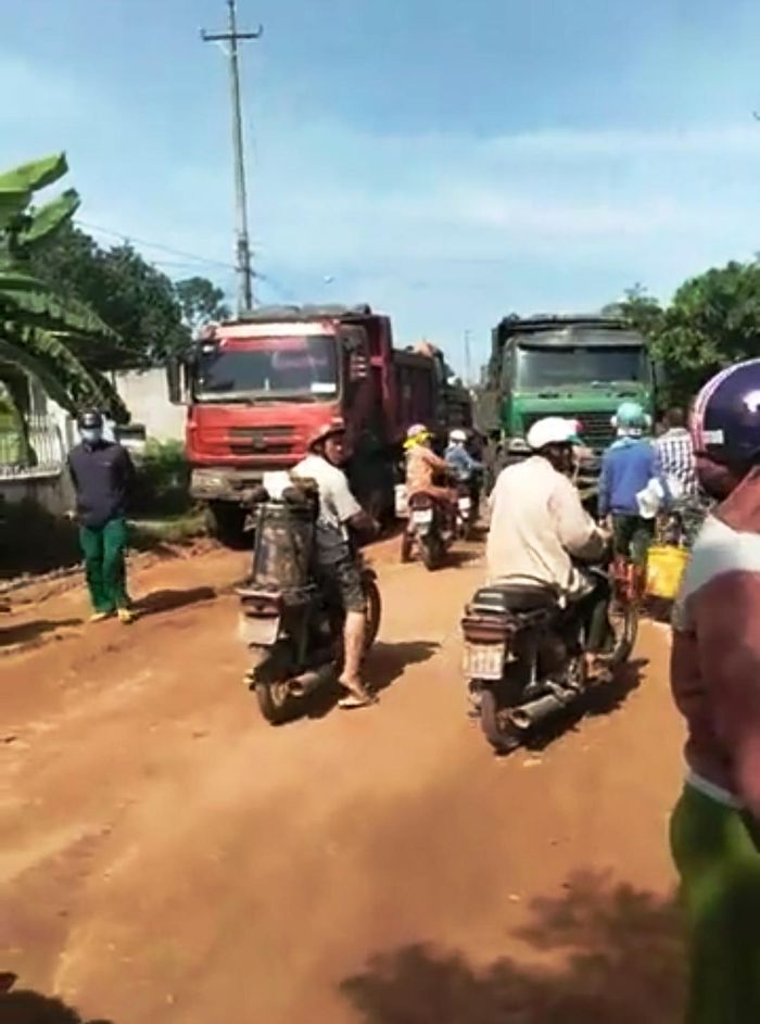 Cho rằng các loại xe trọng tải lớn phá nát đường dân sinh, gây ô nhiễm, trong 2 ngày qua, bà con xã Tân Hà liên tục ra đường Suối Kè để chặn xe