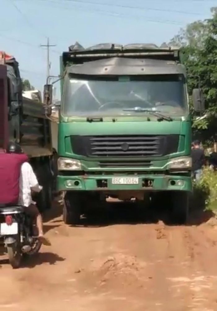 Các xe trọng tải lớn đã bị người dân yêu cầu đi con đường khác.