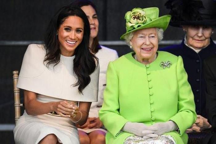 Trang phục tươi sáng: Nữ hoàng Elizabeth đệ nhị luôn được biết đến là người có gu thời trang đầy màu sắc. Những chiếc mũ neon sáng màu và bộ đồ đồng điệu đã trở thành phong cách đặc trưng của bà.