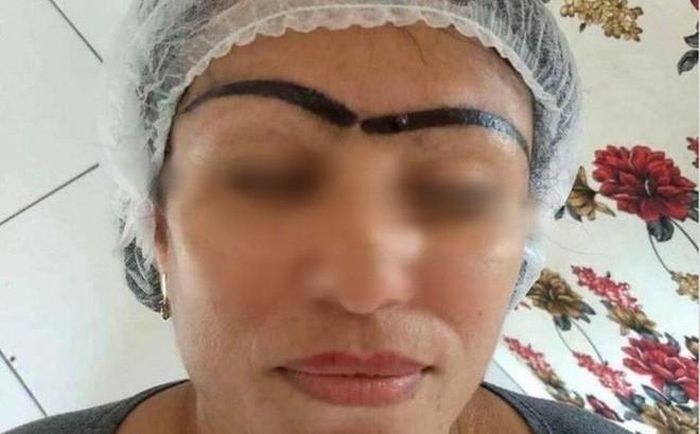 Mạng xã hội cũng từng chia sẻ rất nhiều trường hợp thảm họa xăm lông mày gặp ngay "thợ không có tâm".
