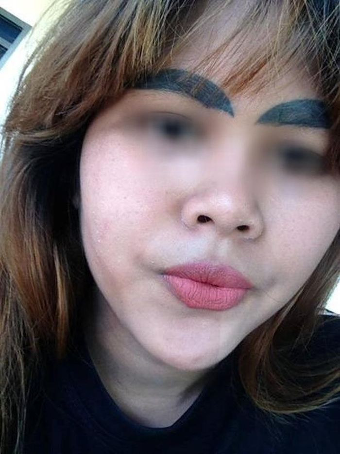 Cặp lông mày dài và đậm như sâu róm khổng lồ thế này chắc chẳng ai muốn có.
