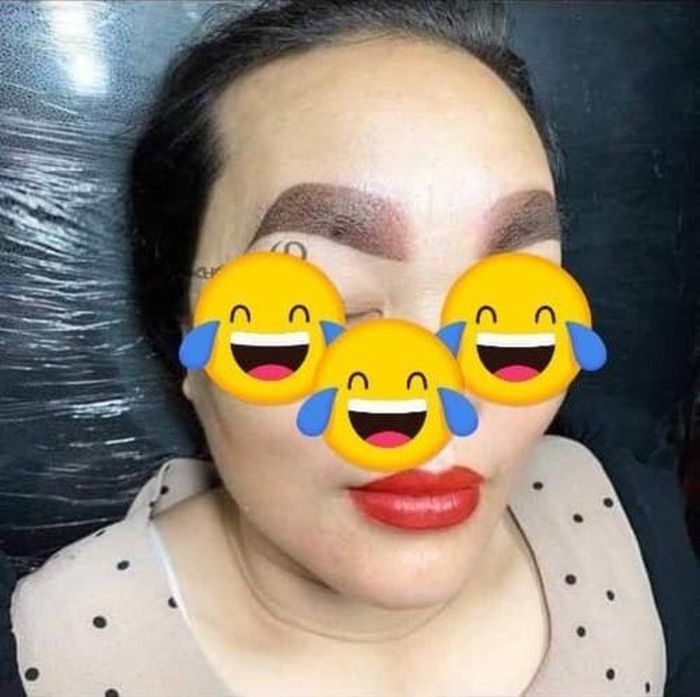 Hình ảnh cô gái với đông lông mày có bóng và cặp mí mắt to đậm như hai con đỉa.