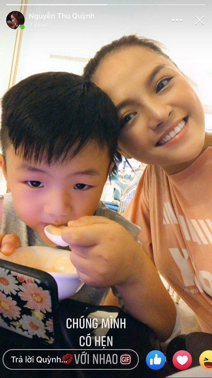 Thu Quỳnh đăng tải loạt khoảnh khắc vô cùng dễ thương bên con trai kèm chú thích: “Chúng mình có hẹn với nhau”. Kể từ sau khi đường ai nấy đi với Chí Nhân, cô nàng rất thường xuyên chia sẻ ảnh đời thường bên quý tử nhỏ và đưa bé đi chơi, khám phá cuộc sống xung quanh bất cứ khi nào rảnh rỗi.
