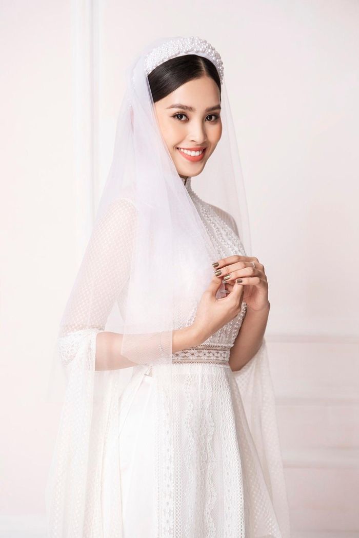 Một số chi tiết lấy cảm hứng từ phong cách trang phục phương Tây như ống tay loe dài rộng, tạo nên sự khác lạ cho áo dài cưới.
