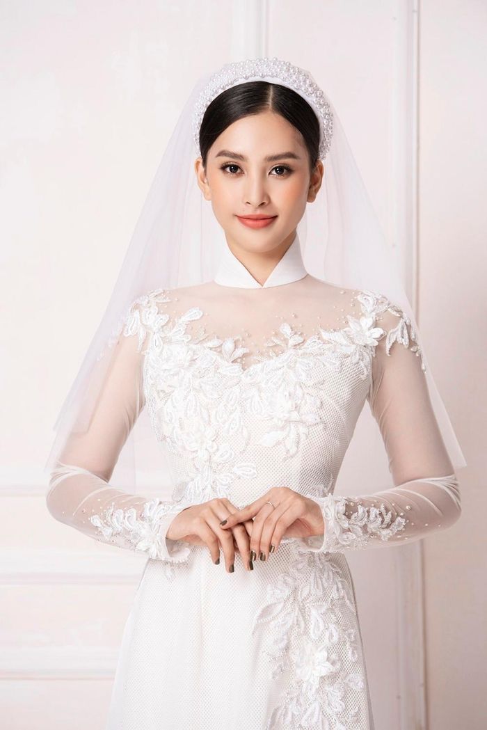 Hoa hậu Tiểu Vy còn khéo léo kết hợp những bộ áo dài tông trắng cùng mấn ren, mấn voan ren, khăn voan.
