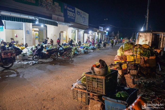 Ông Hồ Mạnh Hùng - Chủ tịch xã Xuân Hòa cho biết, trước đây một số người dân tự ý tụ tập, họp chợ bên lề đường Quốc lộ 46 gây mất trật tự và ATGT nên xã đã vận động đưa họ vào đây. Để tạo điều kiện cho bà con buôn bán, xã cũng đã cử công an thường trực ra phân luồng giao thông, giữ gìn an ninh trật tự, đồng thời phân công Ban quản lý chợ Mới quản lý và làm công tác vệ sinh môi trường hàng ngày.