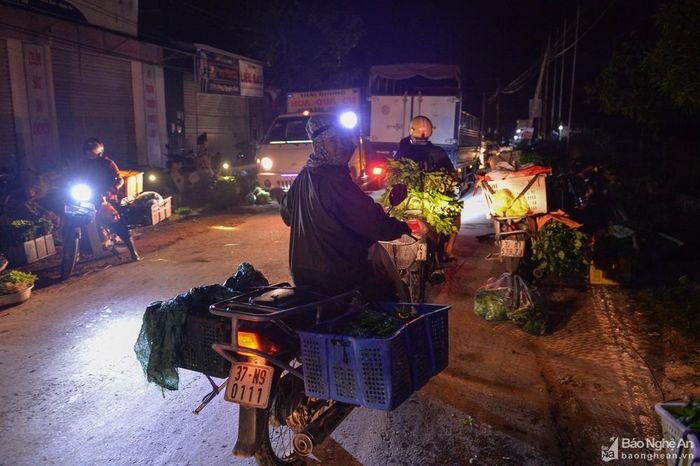 Trong gần 3 tiếng đồng hồ, hàng tấn nông sản được mua bán qua tay các tiểu thương. Từ khoảng 2 năm trở lại đây, chợ đêm ở xã Xuân Hòa đang giữ vai trò là một chợ đầu mối thu nhỏ, góp phần quan trọng giúp những người nông dân trên địa bàn tiêu thụ các loại rau màu, nông sản sản xuất được.