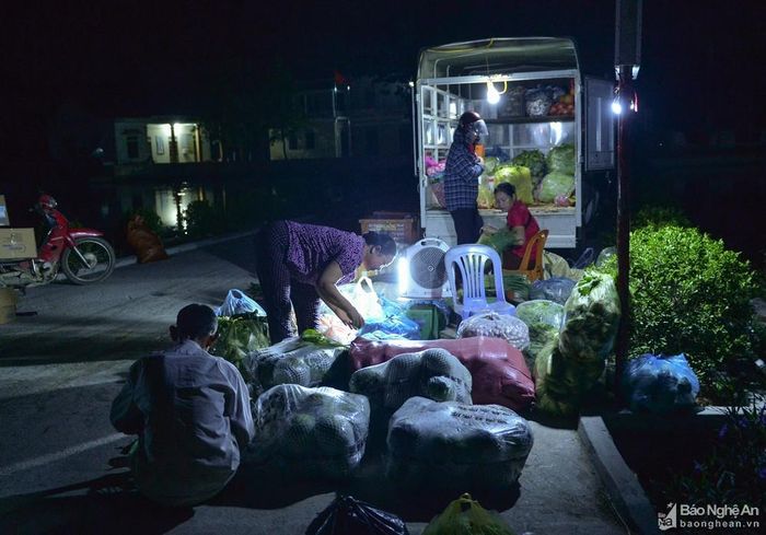 Phiên chợ bắt đầu từ khoảng 3 giờ cho đến 6 giờ sáng hàng ngày, ngay trước cổng chợ Mới xã Xuân Hòa. Ban đầu mới chỉ gần chục người tham gia mua bán, hàng hóa chủ yếu là rau xanh. Dần dà, người đến đây bán càng đông, người mua cũng từ nhiều nơi khác đổ về, hàng hóa cũng theo đó trở nên đa dạng hơn.