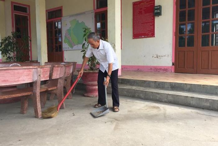 Ngày nào ông Nhật cũng ra khu vực nhà hội quán quét dọn sạch sẽ...