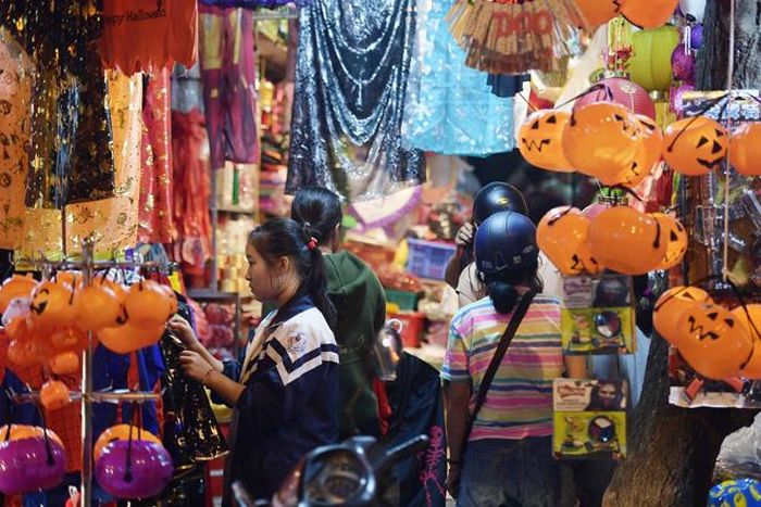 Năm nay đồ chơi phục vụ cho ngày lễ Halloween có cả hình búp bê, hình nộm cỡ lớn, giá khá cao, lên tới vài triệu đồng/sản phẩm.