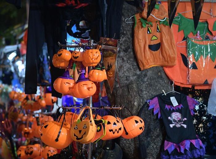 Các sản phẩm phục vụ ngày lễ Halloween vô cùng phong phú, đặc biệt là đồ hóa trang đậm màu sắc kinh dị như mặt nạ ma quái, gươm kiếm giả, quần áo...
