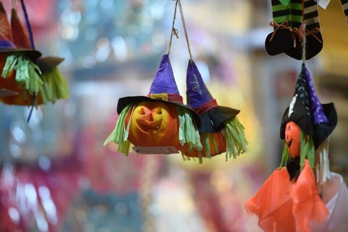 Bí ngô là biểu tượng không thể thiếu trong ngày lễ Halloween. Hình ảnh những quả bí ngô cách điệu giá từ 30.000 đến 100.000 đồng/quả.