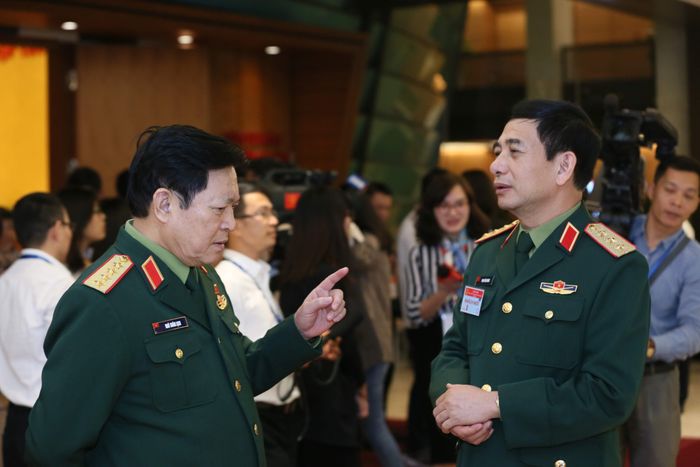 Bộ trưởng bộ Quốc phòng Ngô Xuân Lịch (trái) tại hành lang Quốc hội sáng 28/10. Ảnh: Ngọc Thắng