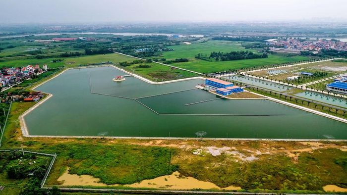Hồ sơ lắng với dung tích 650.000m3 có chức năng lắng sơ bộ khi nguồn nước sông Đuống có lượng cặn cao hơn thông số thiết kế. Nước sau lắng từ hồ sẽ được bơm lên dây chuyền xử lý nước liên hoàn.